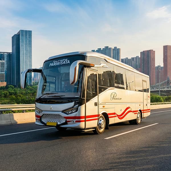 Bus pariwisata dengan latar gedung kota