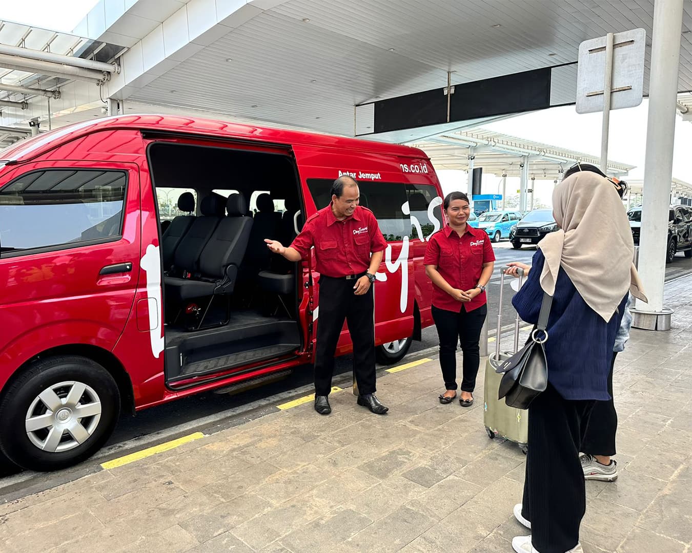 Kru Daytrans menyambut penumpang